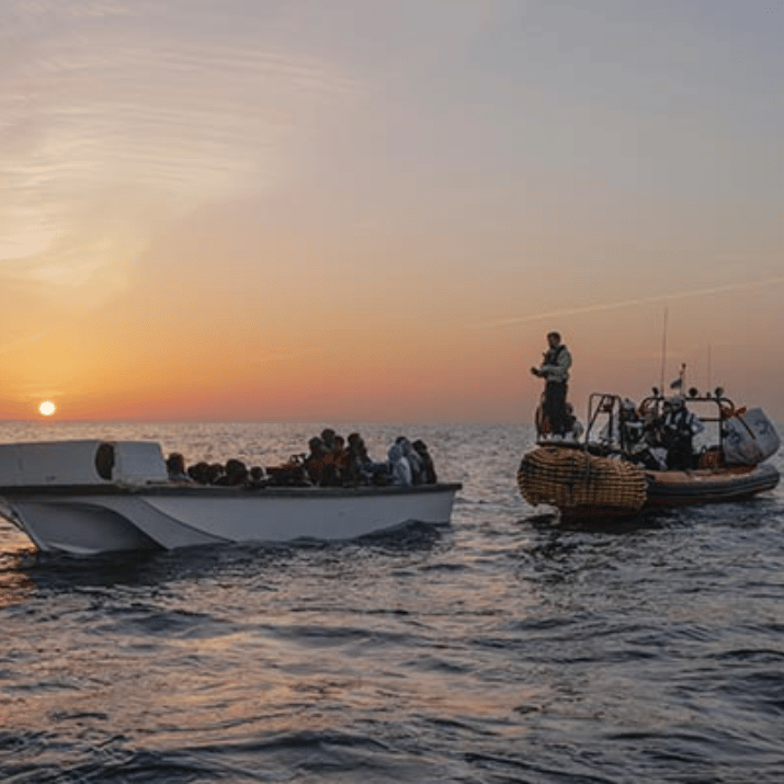 Bateaux SOS Méditerranée naviguant sur la mer.