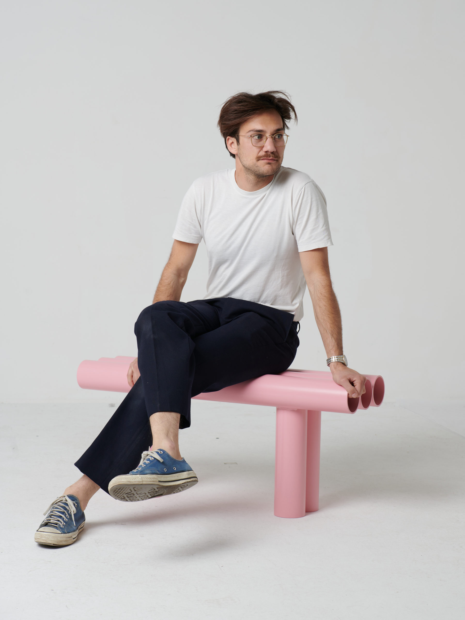 Le banc Septem métal rose et tubes en aluminium désigné par Axel Chay