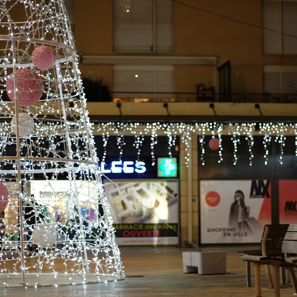 Adresses-Aix-en-Provence Les-allees-aix-noel-decoration-sapin