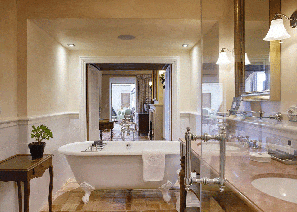 Bastide-de-Gordes-SUITE_BARON_SIMIANE_salle-de-bain-baignoire-sur-pied