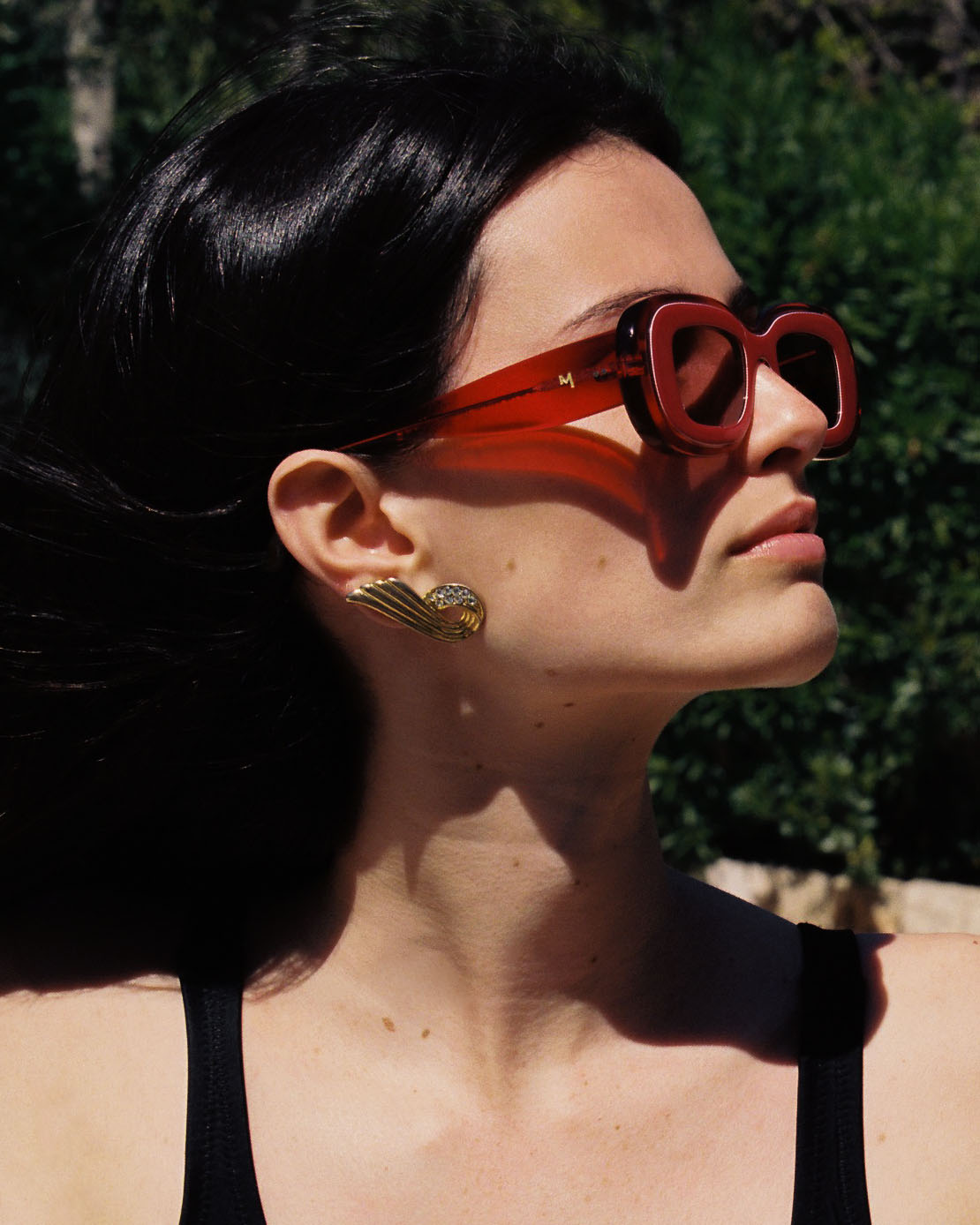 Portrait d’une femme de profil portant des lunettes de la jeune marque Musu.