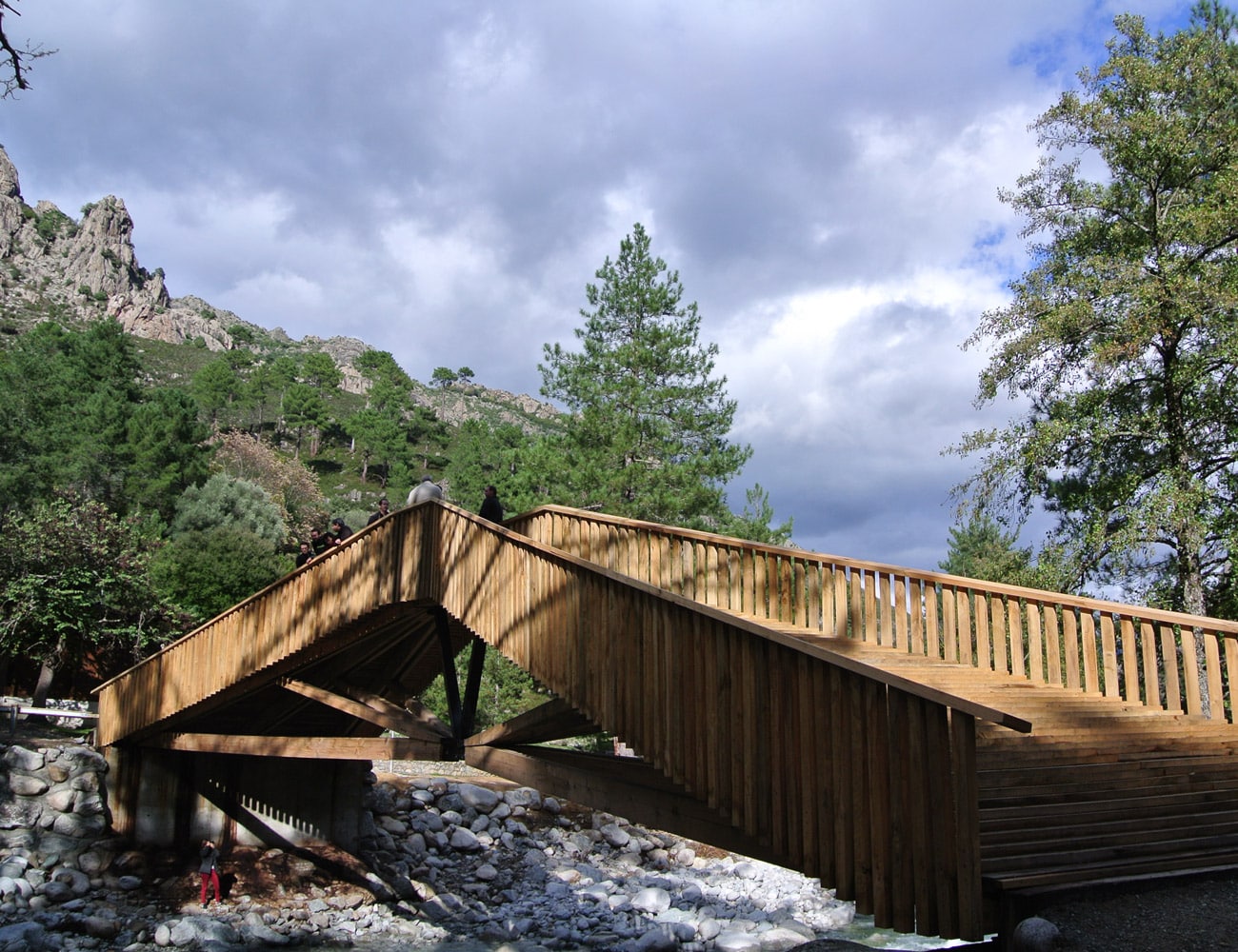 Charpentiers-de-la-Corse-Atelier-NAO-Passerelle-de-Chjarasgiolu