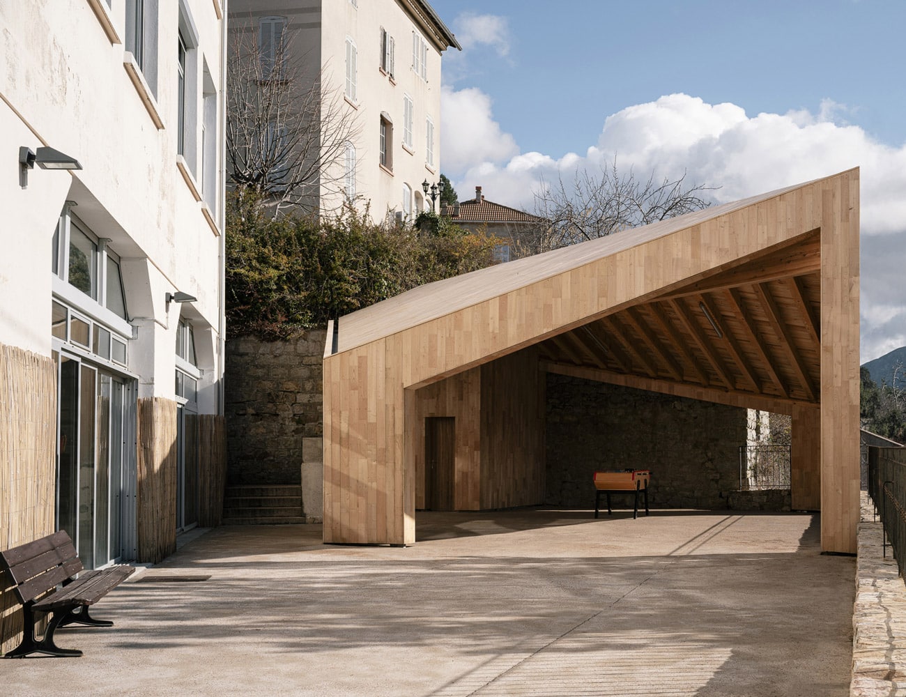 Charpentiers-de-la-Corse-ORMA-DG_JK_2_Auvent-ecole-EVISA