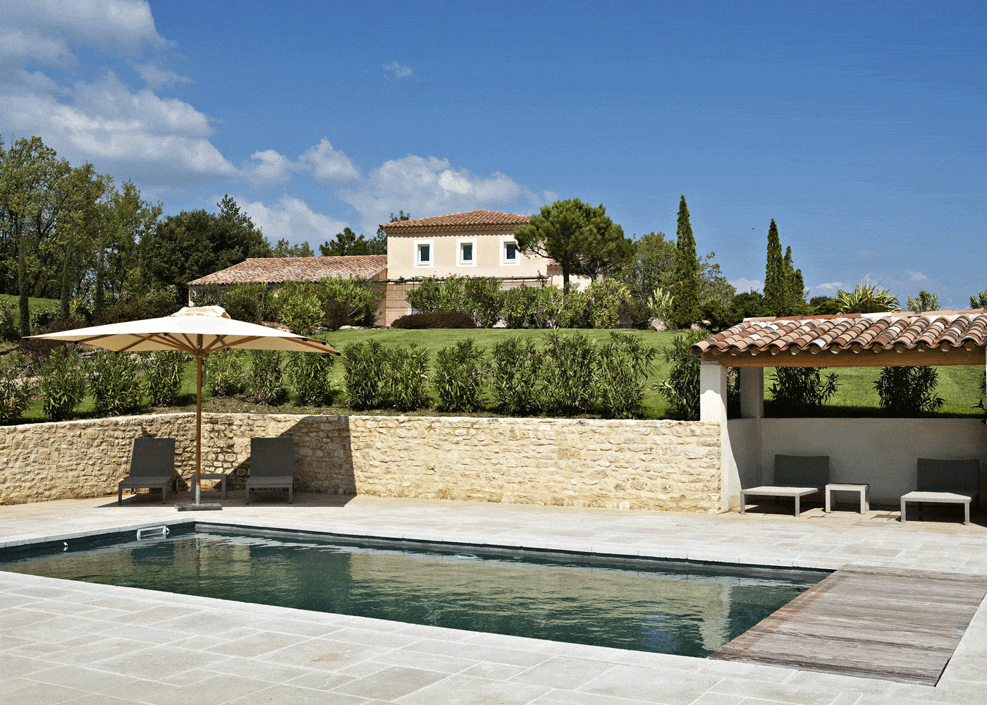 Coquillade-SUITE-LUXE-EXTerieur-piscine-vue