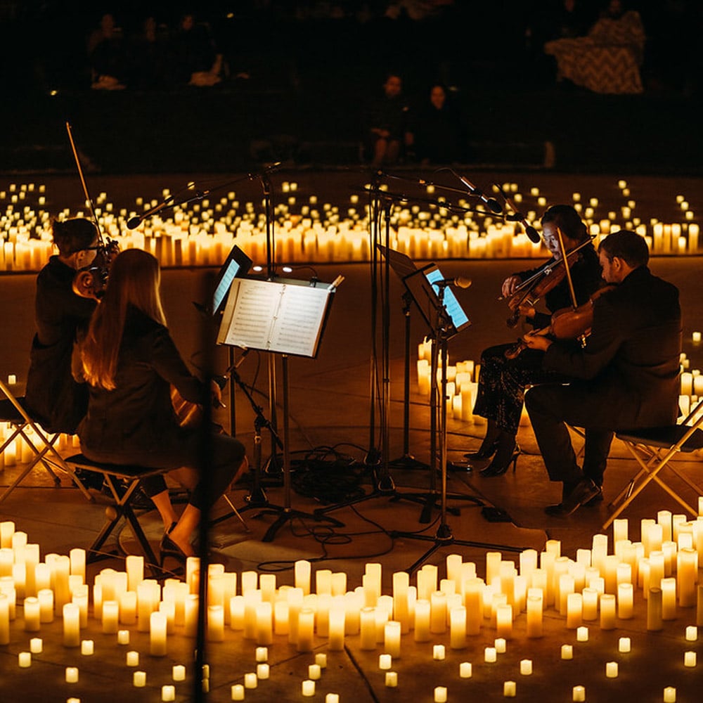 Les concerts à la bougie Candlelight Open Air by Fever, lieu de culture à Marseille.