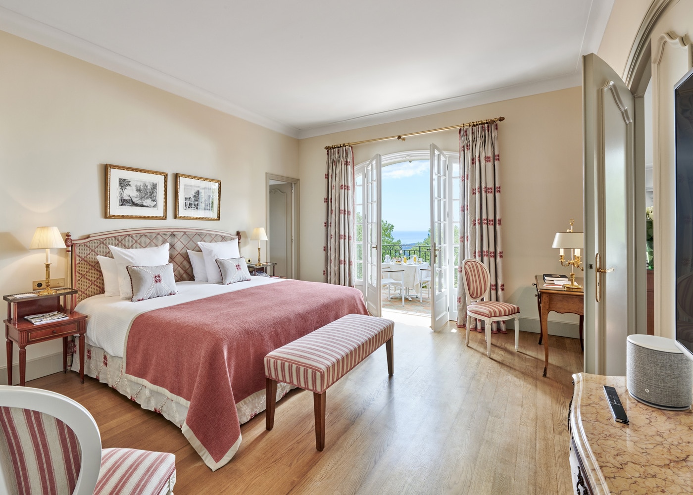 Deconfinez-moi-ici-#5-Chateau-Saint-Martin-&-Spa-Villa-Riou-Room-JMS