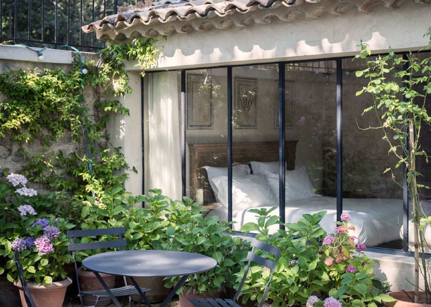 Domaine-de-Fontenille-Lauris-Chambre-Lavoir-verriere-jardin