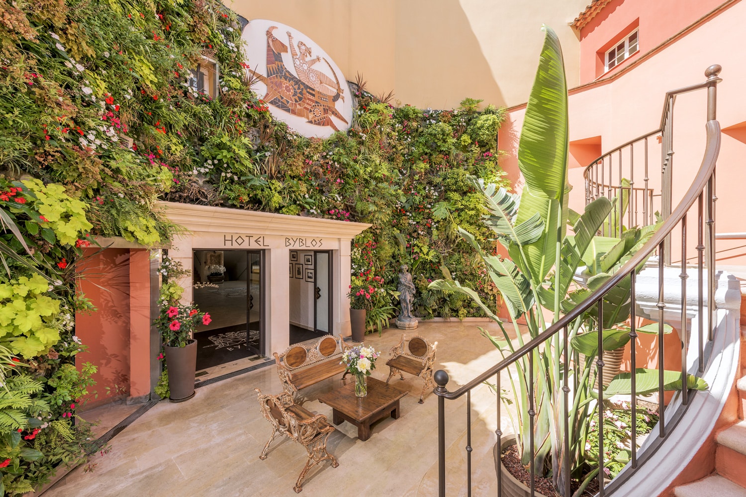 Hotel-Byblos-Saint-Tropez-entree-principale-photo-Alexandre