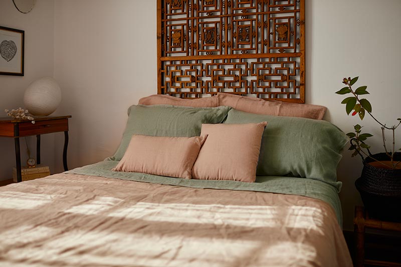 Image d’une chambre mettant en avant la collection de linge de maison réalisée par Laurence Carroy.