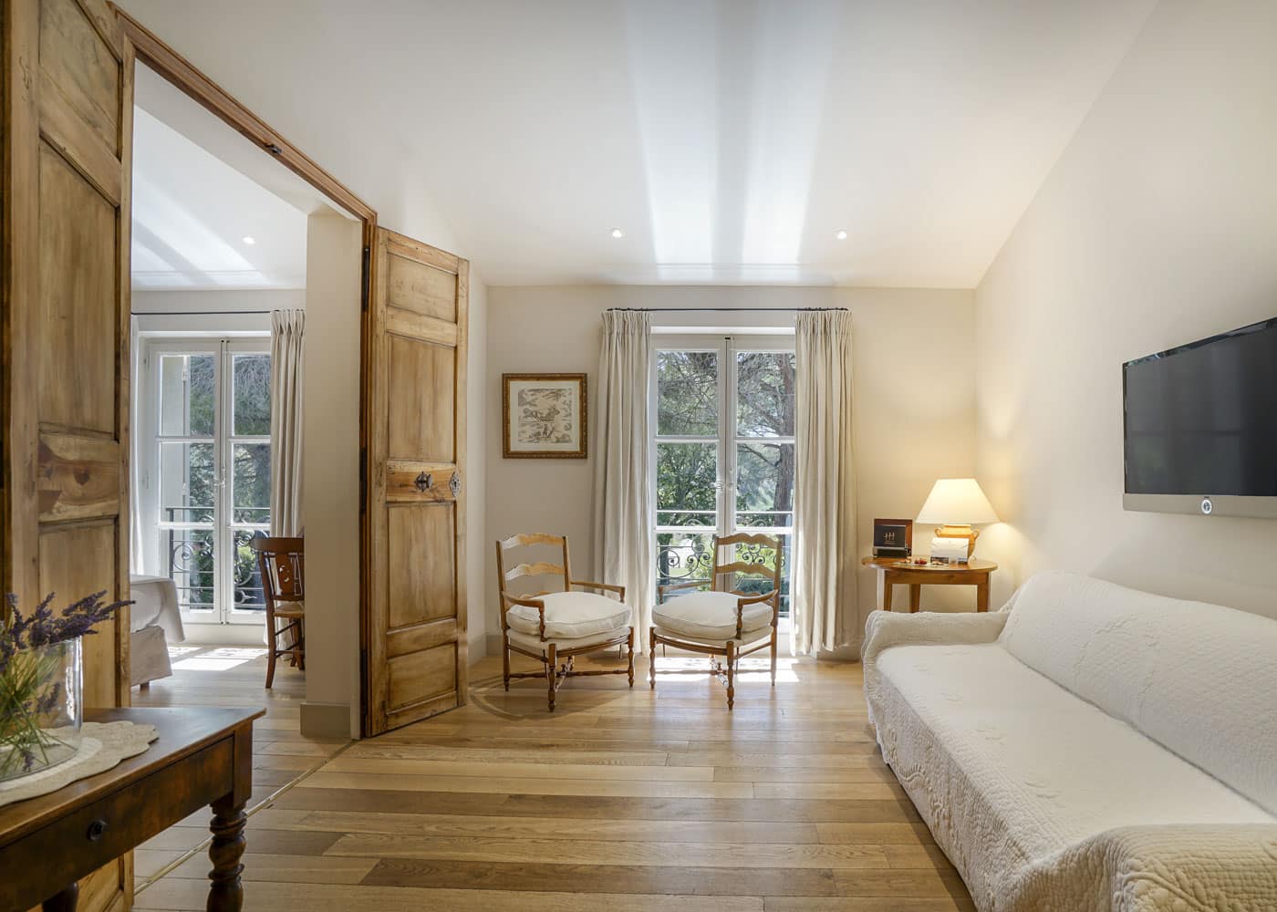LA-BENVENGUDO--Suite-cote-Bastide-chambre-boiseries