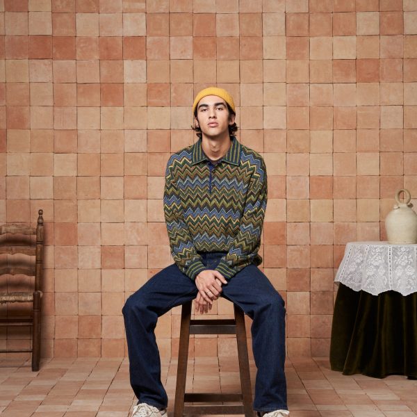 Homme posant pour la marque de chaussures végan « Flamingo’s Life ».