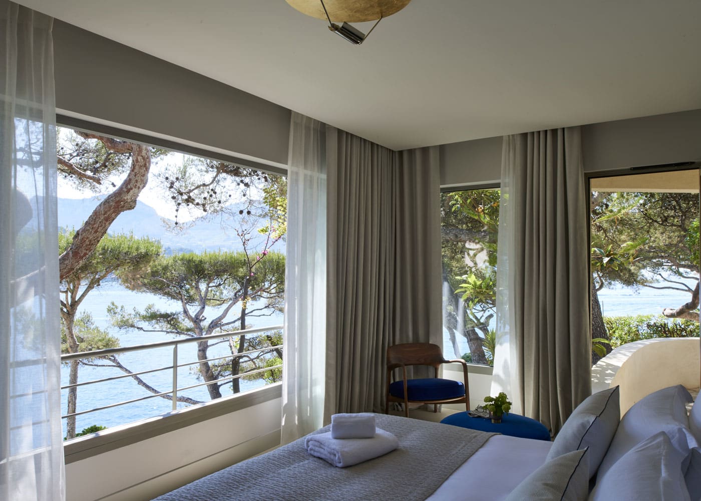 LES-ROCHES-BLANCHES-Cassis-suite-Wnston-vue-mer-copyright-D-Delmas