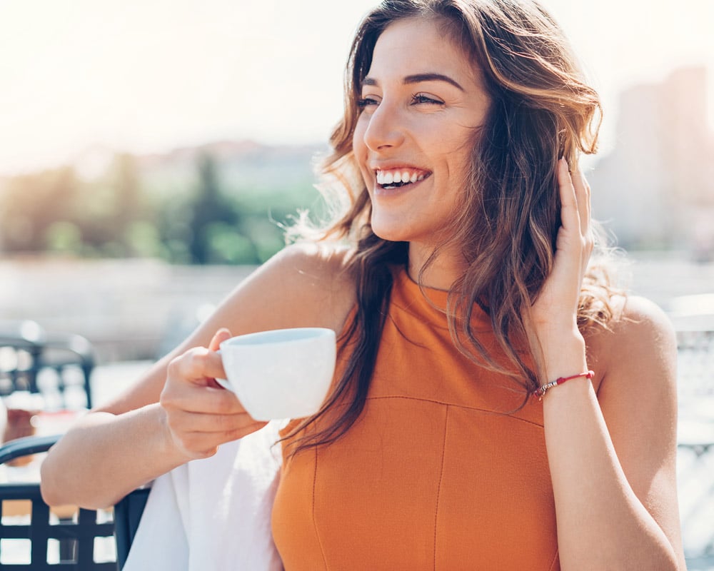 La-Ligurie-femme-capuccino-italie