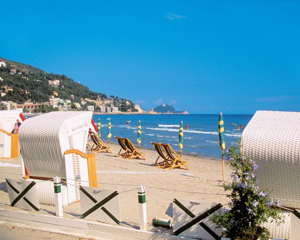 La-Ligurie-plage-Alassio-transats