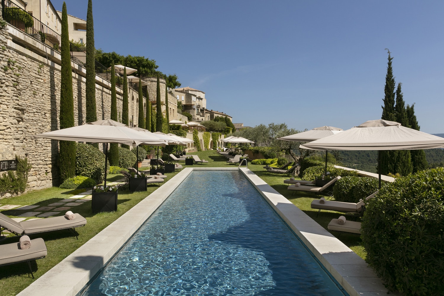 Piscines-Hotels-Airelles-Gordes,-La-Bastide---Piscine-extérieure