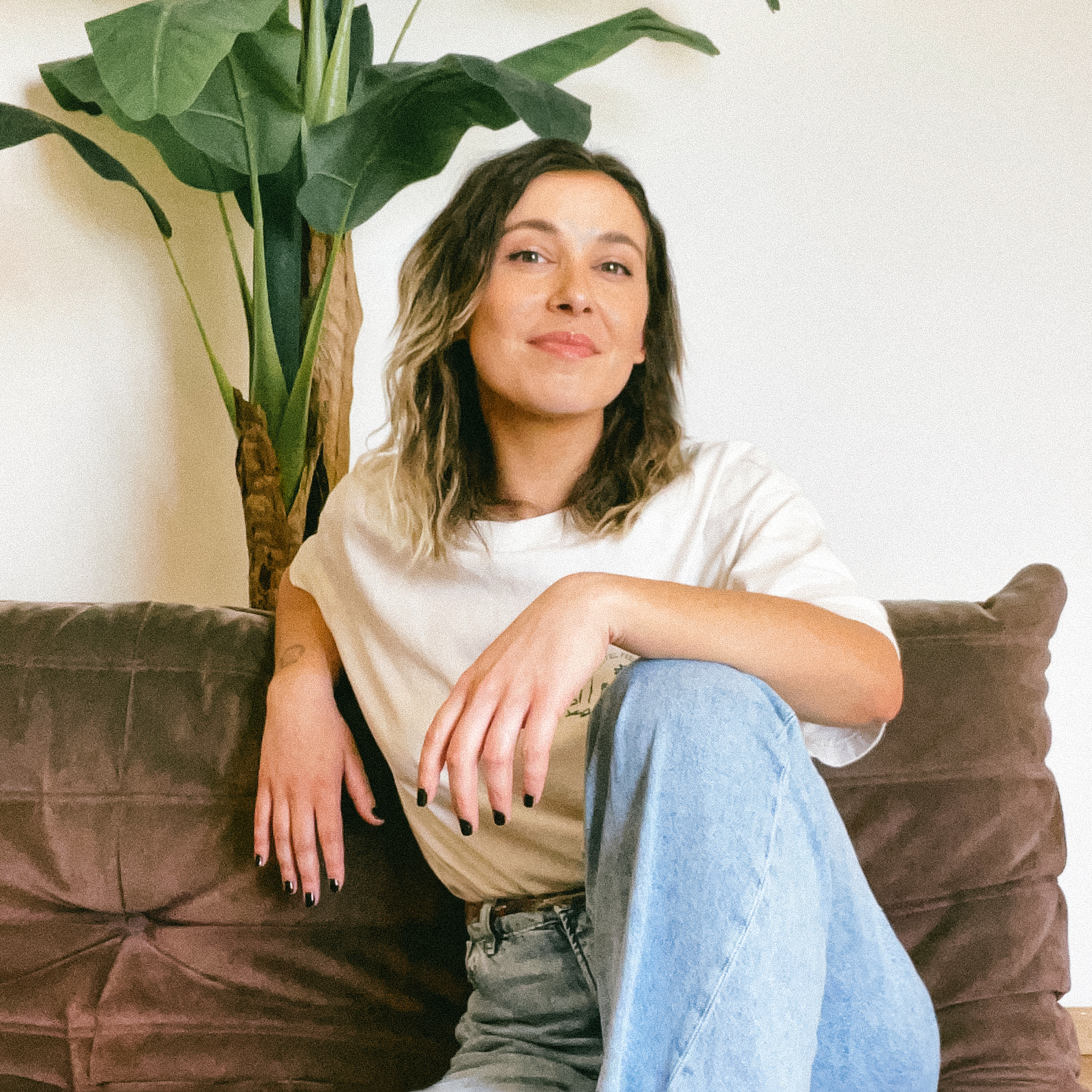 Photo portrait de Agathe Marty souriante dans son univers au nord de la Provence. 