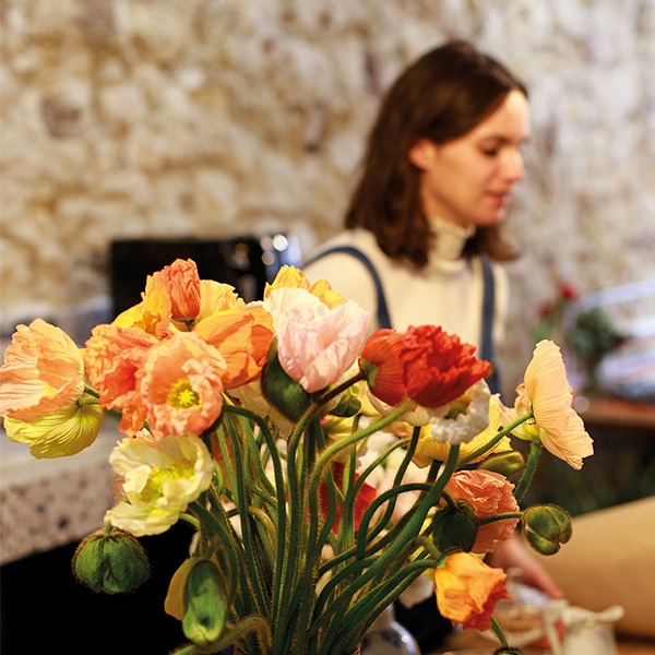 Intérieur à l’ambiance ultra-chaleureuse dans le café La Roquette à Marseille.