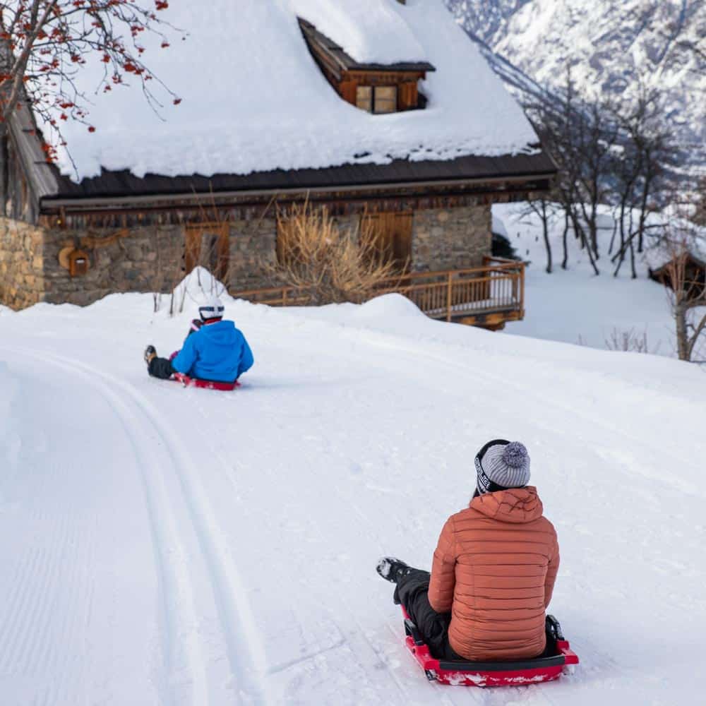Stations-Ski-Pays-des-Ecrins-Rando_luge_en_famille