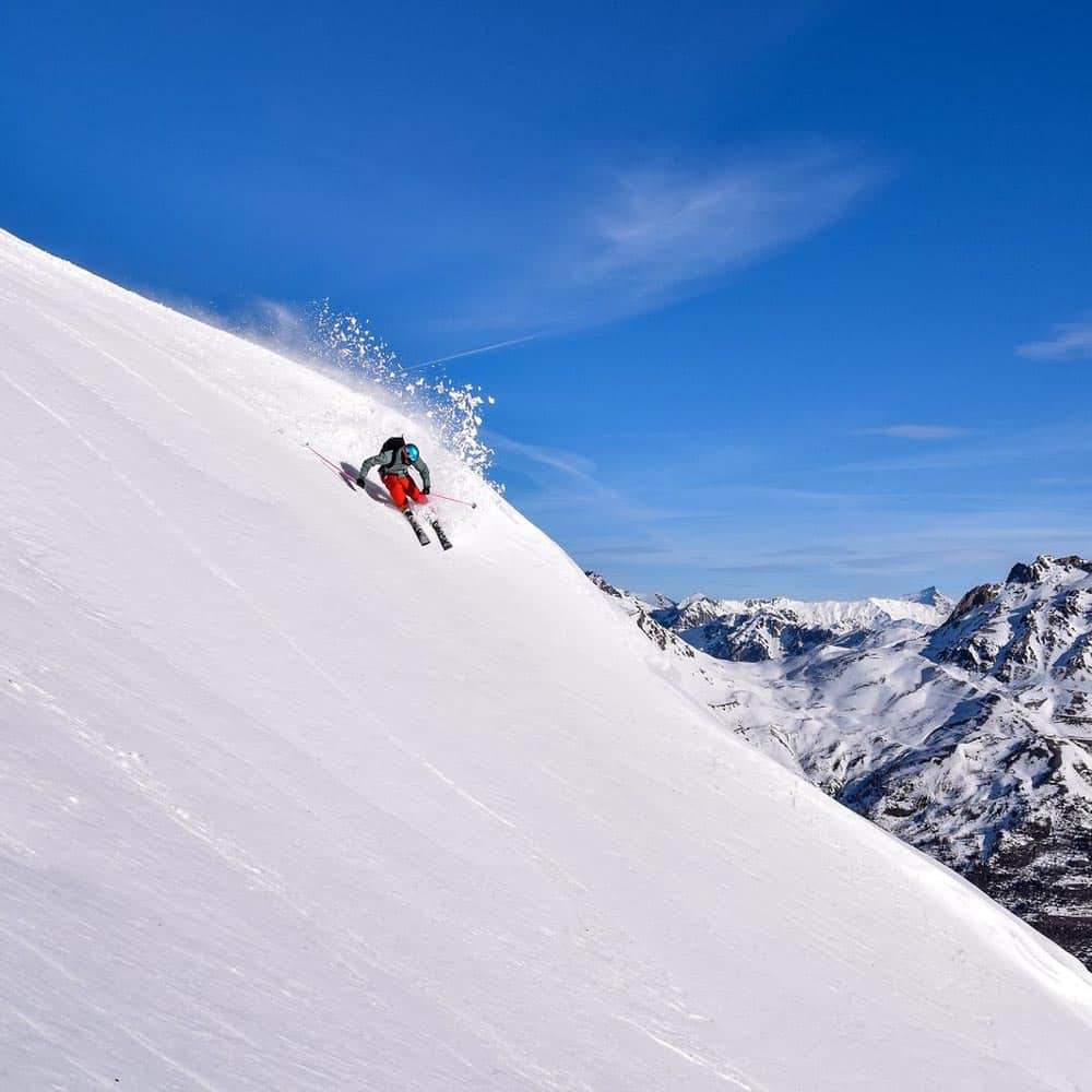 Stations-Ski-Serre-Chevalier-Vallee-Briancon-descente-ski