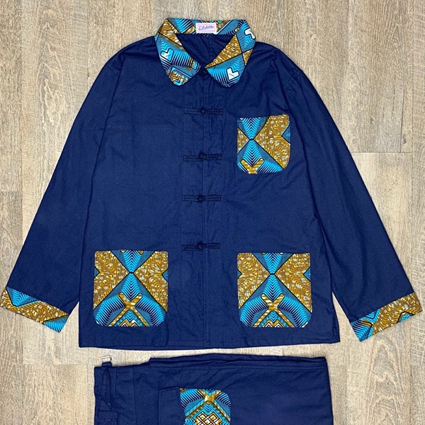 Ensemble à motifs africains bleu de Chine disponible chez Bleu de Chine Store à Marseille.