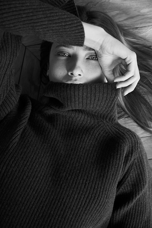 Pull en cachemire porté par Céline Bosquet.