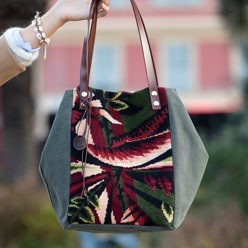 Sac en tissu vintage et aux matériaux recyclés de la marque «&nbsp;Les Sauvages&nbsp;» créée par Annick.