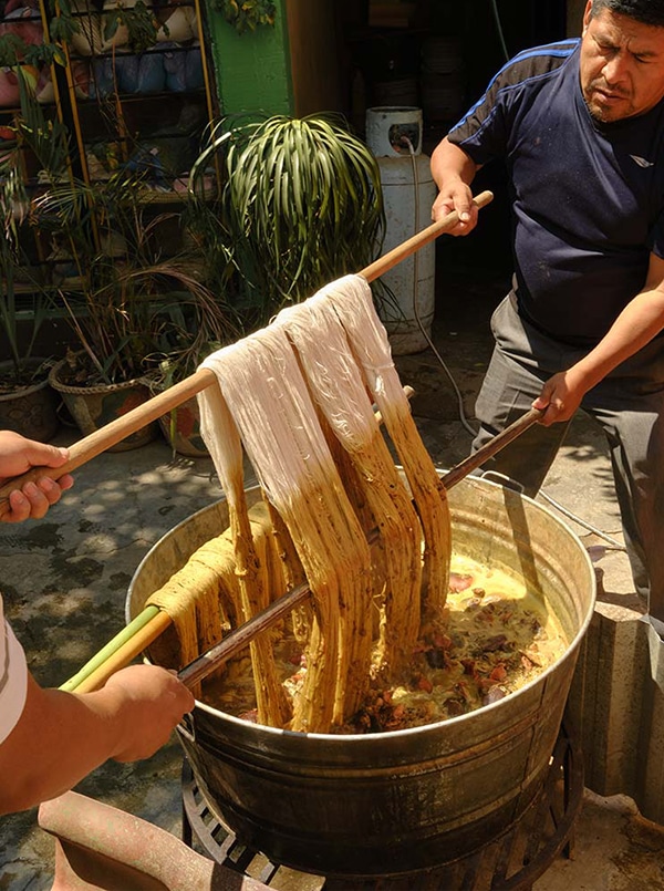 Habitants pratiquant l’agriculture et le tressage de palme.