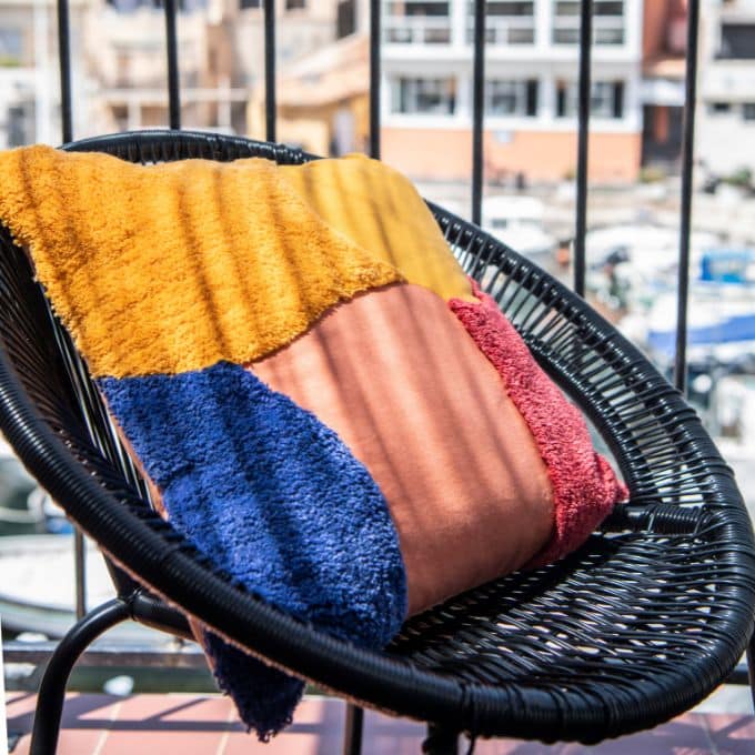 Coussin de la collaboration Maison du Monde x Sakina M'Sa.
