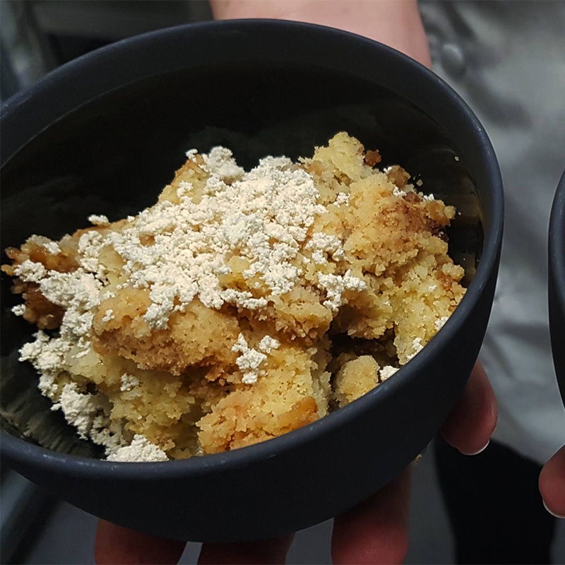 La recette du crumble pommes halva signé Najla Banna, disponible dans le restaurant Mouné à Marseille.