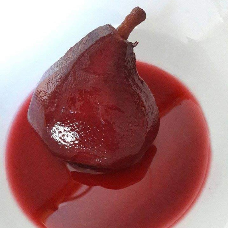La recette de poires pochées à l’hibiscus de Gagny Sissoko, disponible dans le restaurant la cuisine de Gagny à Marseille.