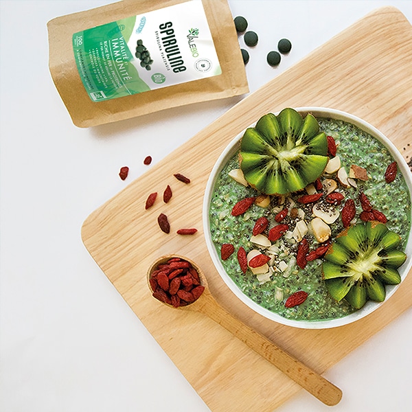 Présentation d’un plat à base de spiruline de la marque Valebio de Marseille.