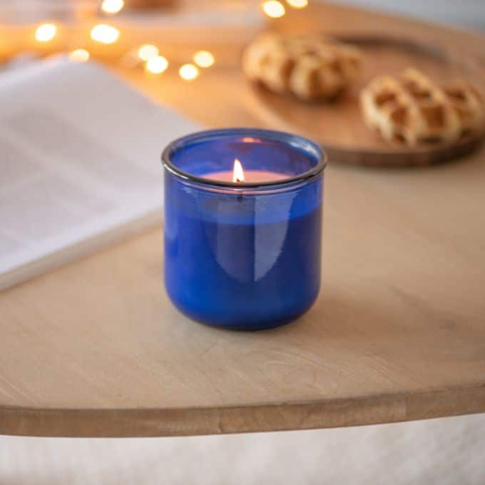 Bougie sur une table basse de la collection Maison du Monde x Sakina M’Sa.