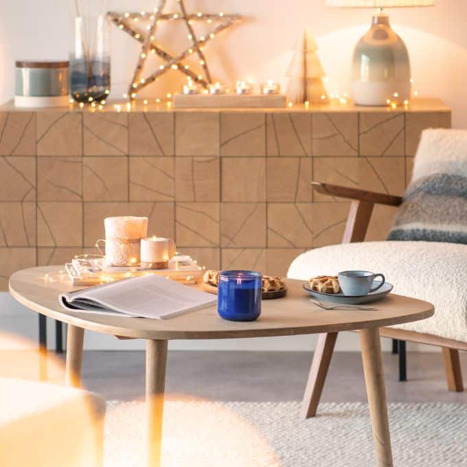 Bougie sur une table basse de la collection Maison du Monde x Sakina M’Sa.