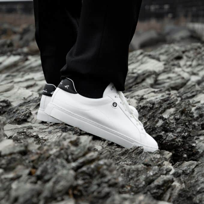 Sneakers blanches éco-responsables de la collaboration Corail x Agnes b.