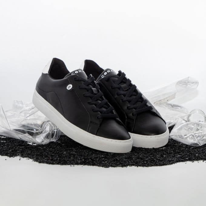 Sneakers noires éco-responsables de la collaboration Corail x Agnes b.