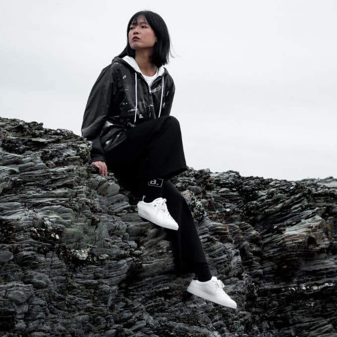Femme portant les sneakers blanches éco-responsables de la collaboration Corail x Agnes b.
