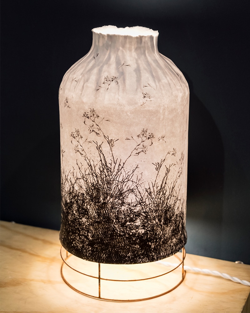 La lampe bouteille en papier de N Lobjoy à la Maison des Métiers d’Art de Pézenas.