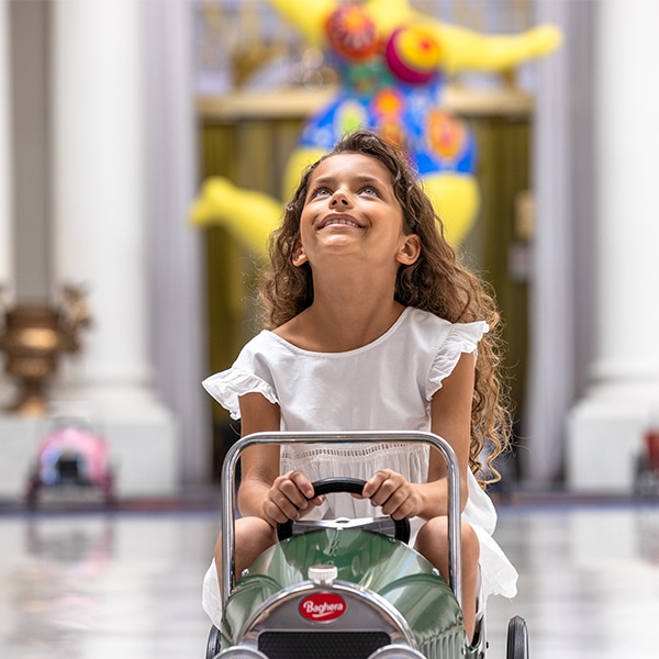 Petite fille au centre éducatif « Enfants Arty » au Negresco à Nice pendant les vacances.