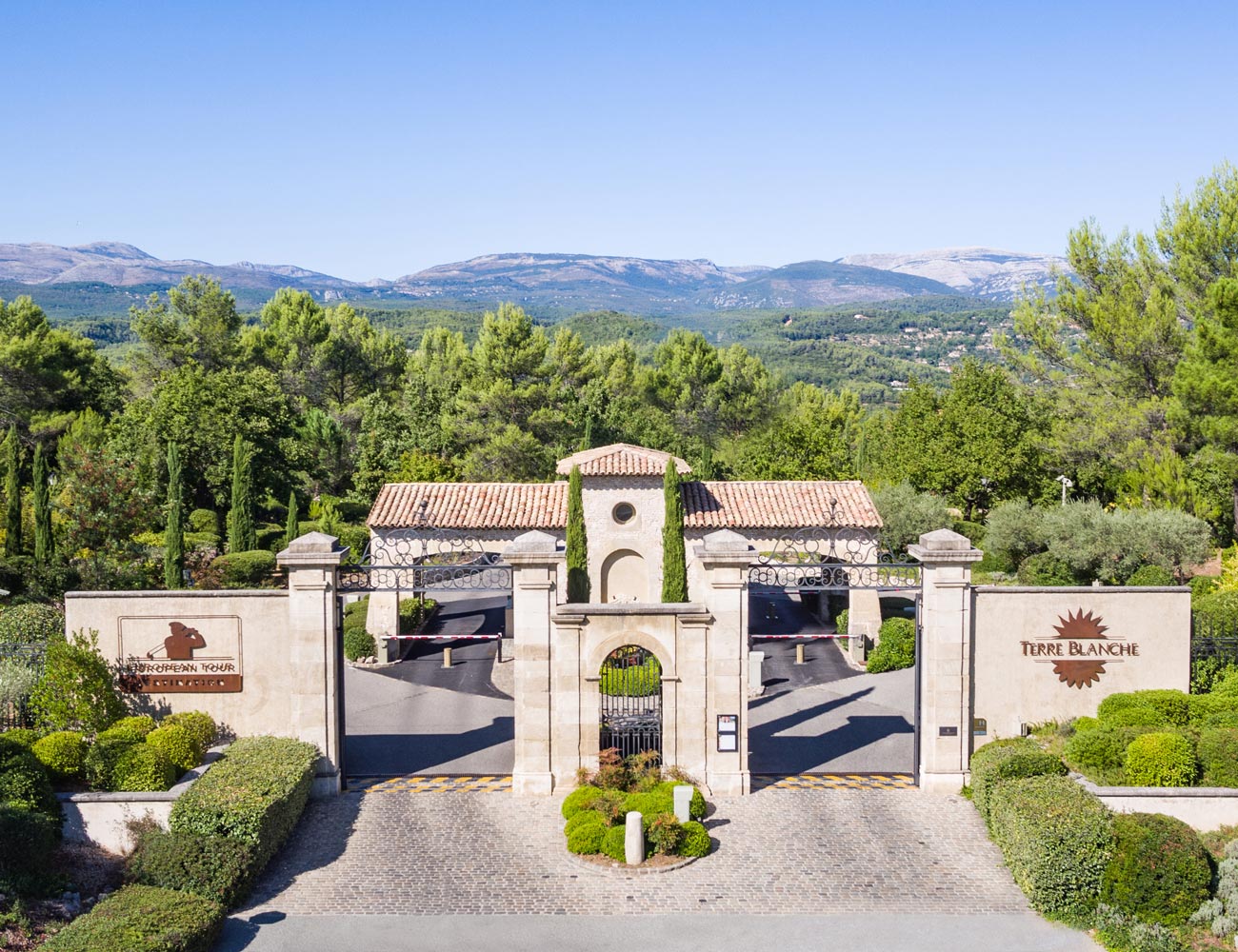 Terre-Blanche-porte-entree-©Terre-Blanche-Hotel-Spa-Golf-Resort