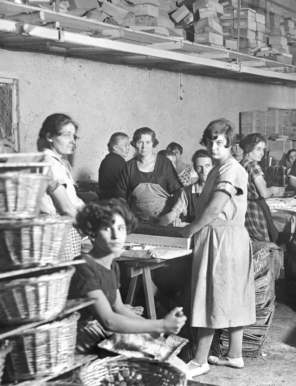 Usine_historique-confiserie-Roy-Rene-noir-blanc-femmes