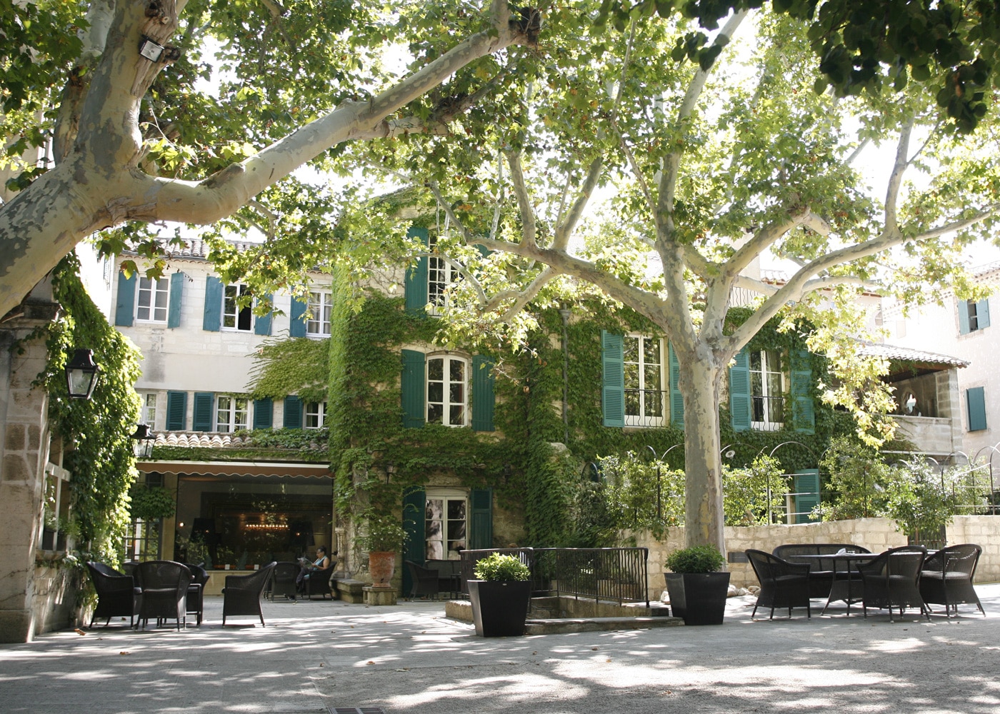 deconfinez-moi-ici-#6-Le-Prieure-Baumaniere-batisse-arbres