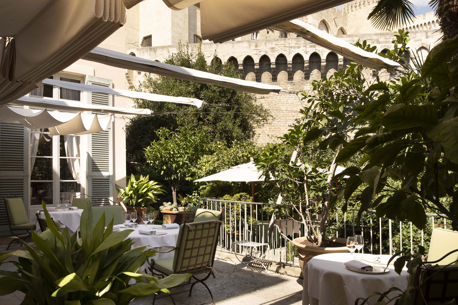Extérieur de l’hôtel La Mirande,  lieu de Florent Pietravalle.