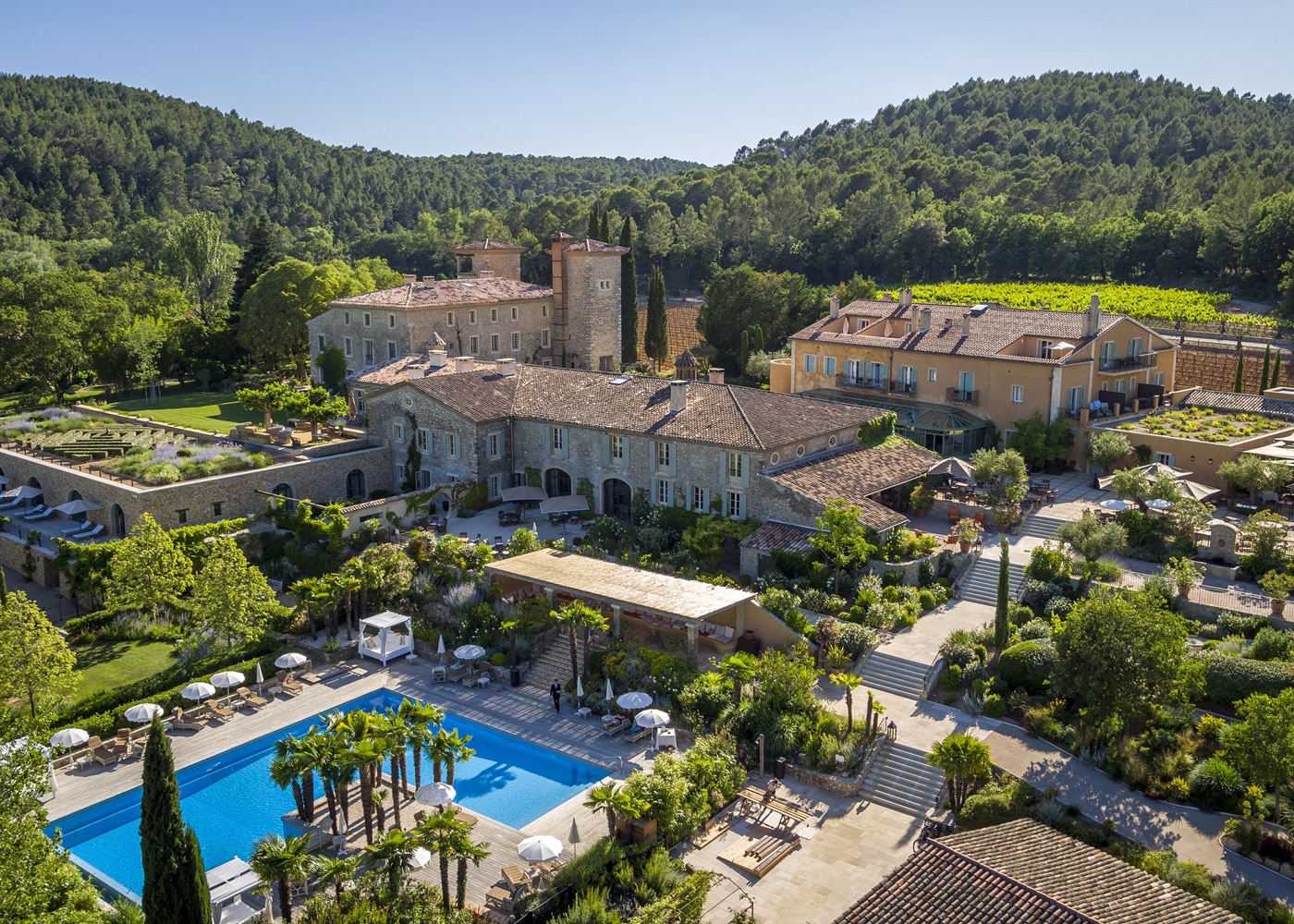 hotels-confinez-moi-ici-#4-mcmd-CHATEAU-de-Berne-vue-piscine-domaine-drone