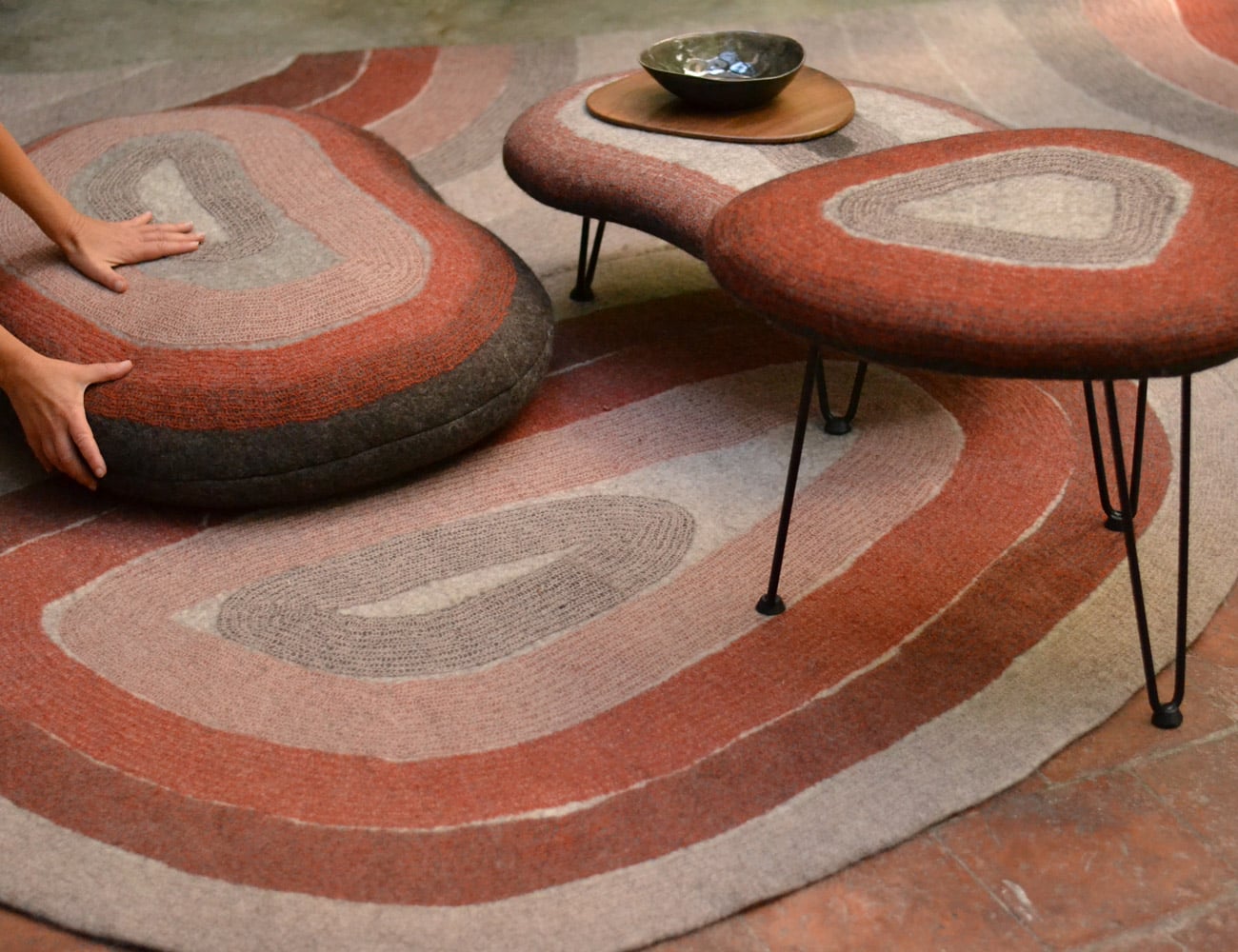 laine-fraiche-Ghislaine-Garcin-main-Coussin-tapis-table-feutre-laine