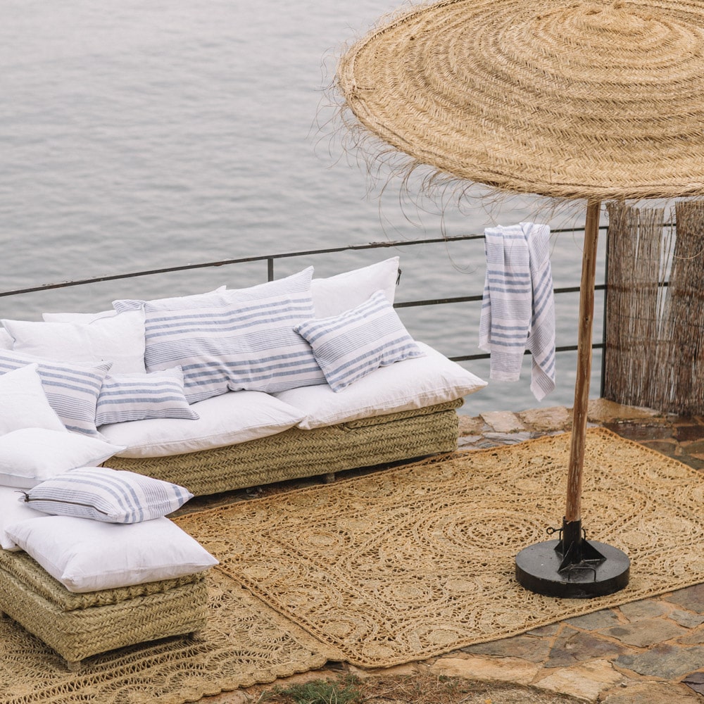 Let's Pause canapé et parasol fibre naturelle sombrilla esparto SONSAURA ©monica klamburg