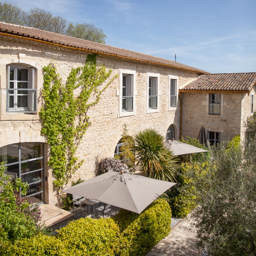 mcmd-vignobles-hotels-luxe R&C-Domaine-de-Verchant-batisse-pierres-seculaires-baies-acier