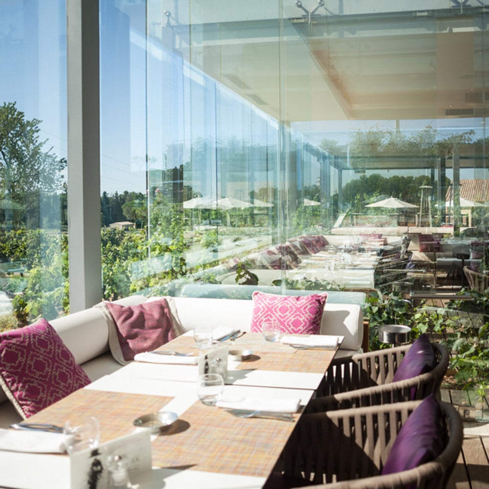mcmd-vignobles-hotels-luxe R&C-Domaine-de-Verchant-restaurant-la-plage-vitre-piscine-hotel