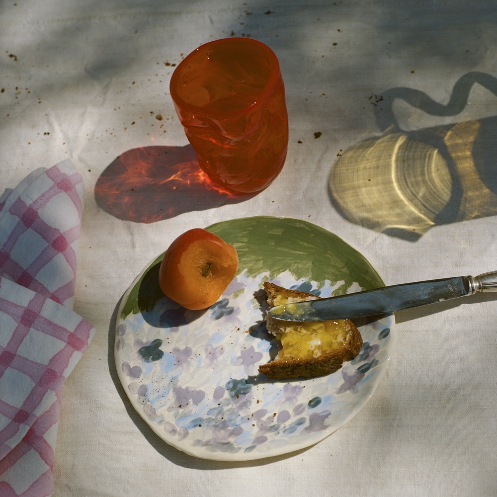 Une déco à la romaine avec des objets aux couleurs du temps pour tables et espaces de vie de chez La Romaine Editions.