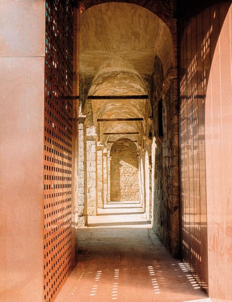 Le couloir du couvent et ses arcades corses par l’architecte Amelia Tavella.