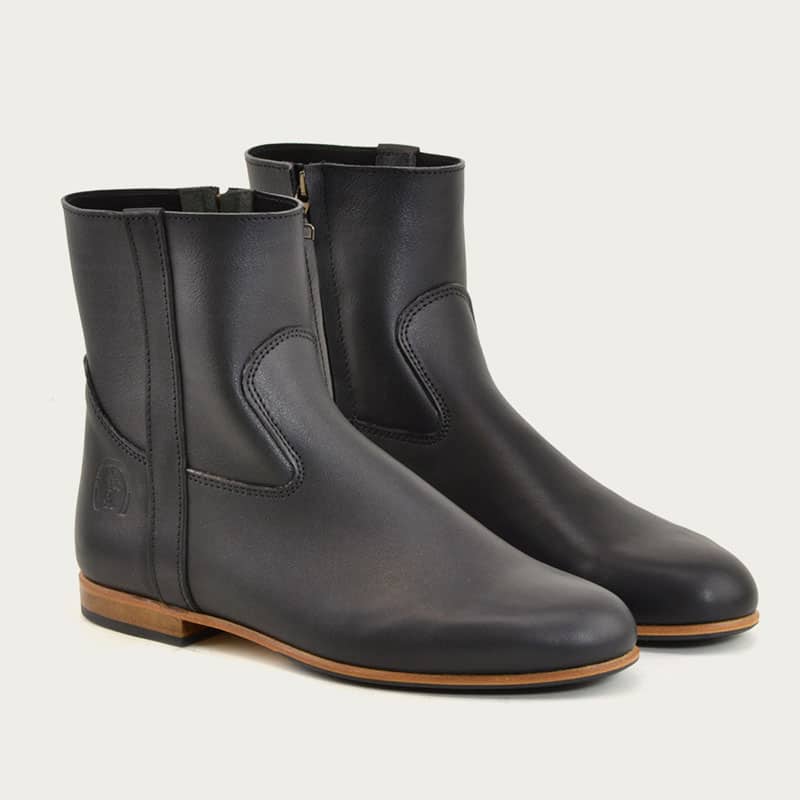 Des boots noires de chez La botte Gardiane.